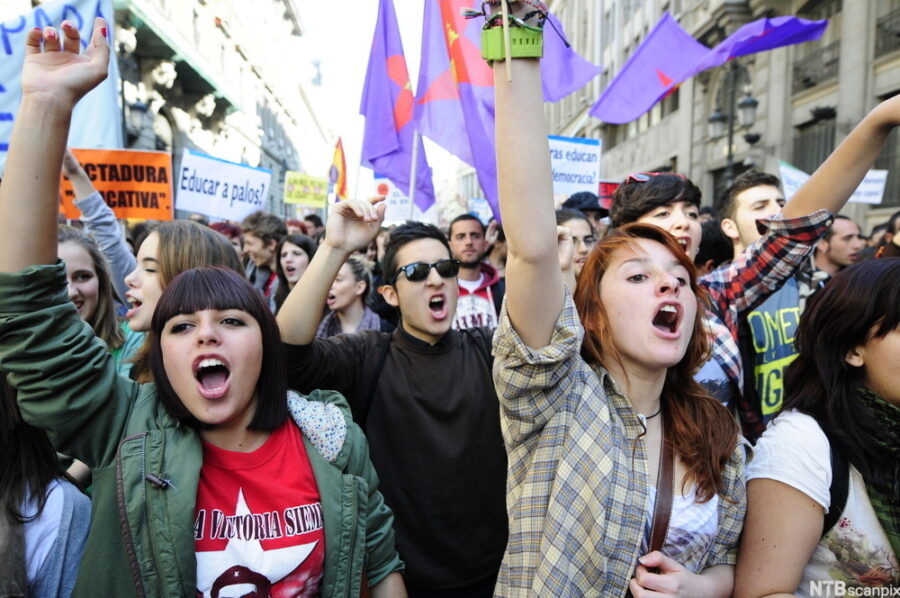 Students protest education funding cuts – Madrid